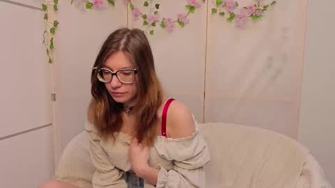 Snapshot of laveniadevoss chatting on December 5, 6:33 am Gloria online show from December 5, 6:33 am