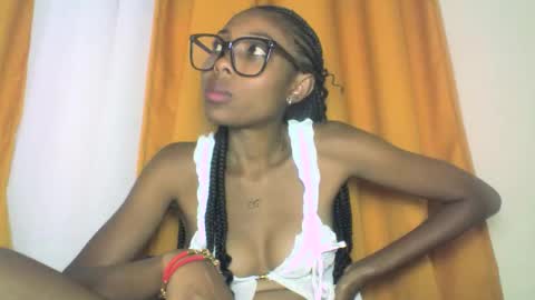 layannek online show from October 25, 10:26 pm