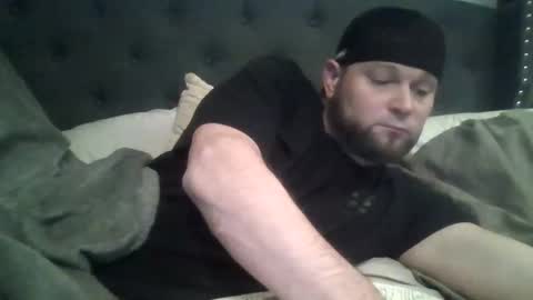 layinlow42 online show from December 19, 10:10 pm