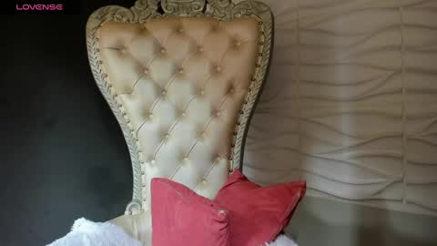 Layla online show from April 17, 8:01 pm