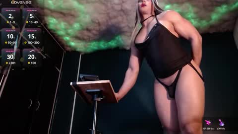 Layla   help me with your thumbs up its important  online show from February 28, 11:28 pm