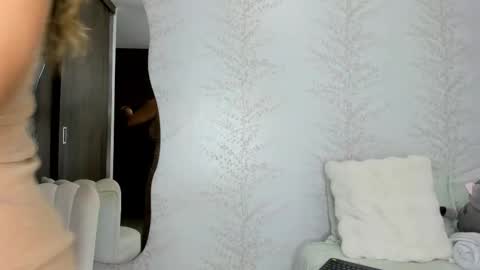 Layla Vanegas online show from October 20, 9:59 pm