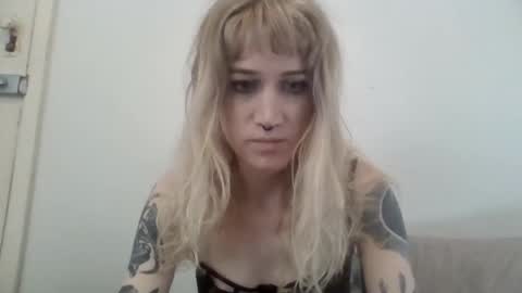 Snapshot of laylahloveless chatting on October 17, 12:47 am laylahloveless online show from October 17, 12:47 am