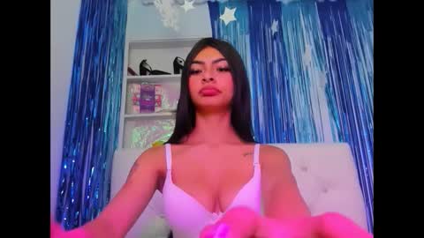 Layla online show from October 6, 2:25 pm