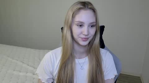 LaylaPretty001 online show from November 12, 5:30 am