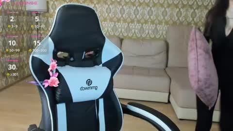 laylaura online show from May 13, 10:01 am
