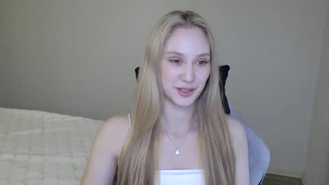 Laylla001 online show from October 6, 6:00 am