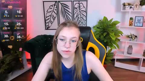 Snapshot of layriantavee chatting on March 7, 10:35 am layriantavee online show from March 7, 10:35 am