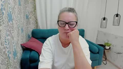 Snapshot of lea_fruit chatting on May 11, 5:24 am Lea online show from May 11, 5:24 am