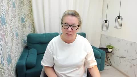 Snapshot of lea_fruit chatting on May 16, 5:04 am Lea online show from May 16, 5:04 am