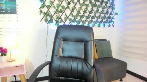 Snapshot of lea_velle chatting on January 5, 3:53 am Lea Velle online show from January 5, 3:53 am