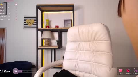 Snapshot of lea_velle chatting on February 14, 8:21 am Lea Velle online show from February 14, 8:21 am