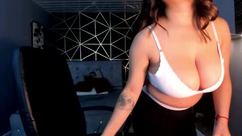 Snapshot of lea_velle chatting on October 6, 5:05 am Lea Velle online show from October 6, 5:05 am