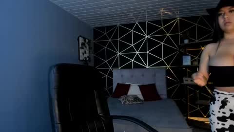 Snapshot of lea_velle chatting on October 21, 3:40 am Lea Velle online show from October 21, 3:40 am