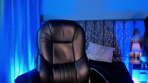 Snapshot of lea_velle chatting on November 15, 4:21 am Lea Velle online show from November 15, 4:21 am