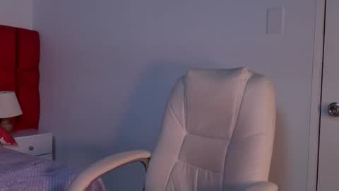 Snapshot of lea_velle chatting on December 4, 6:44 am Lea Velle online show from December 4, 6:44 am