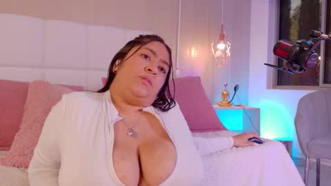 Leah online show from October 6, 3:09 pm