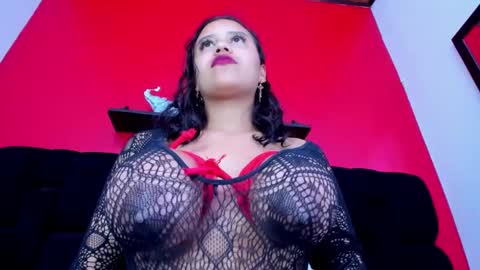 Snapshot of leah_gomed chatting on December 19, 6:01 am Leah online show from December 19, 6:01 am
