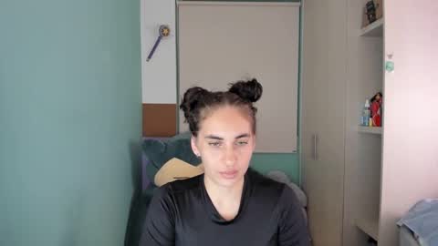 Snapshot of leah_sm chatting on January 17, 12:53 am Laura online show from January 17, 12:53 am