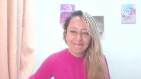 Snapshot of leah_susman chatting on February 21, 4:51 am leah_susman online show from February 21, 4:51 am