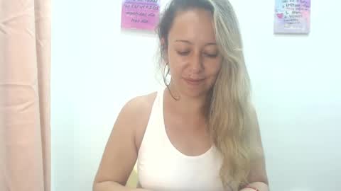 Snapshot of leah_susman chatting on February 25, 2:03 am leah_susman online show from February 25, 2:03 am