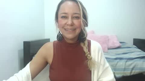 Snapshot of leah_susman chatting on October 21, 2:01 am leah_susman online show from October 21, 2:01 am