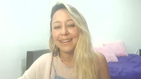 Snapshot of leah_susman chatting on November 22, 1:37 am leah_susman online show from November 22, 1:37 am