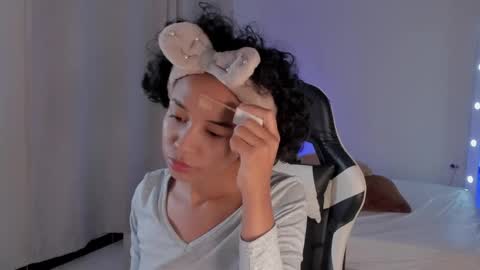 Snapshot of leahaltomm chatting on February 12, 10:35 am leahaltomm online show from February 12, 10:35 am