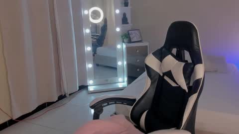 Snapshot of leahaltomm chatting on February 26, 8:33 pm leahaltomm online show from February 26, 8:33 pm