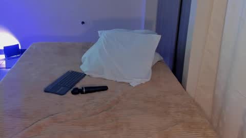 Snapshot of leahaltomm chatting on March 5, 10:10 pm leahaltomm online show from March 5, 10:10 pm