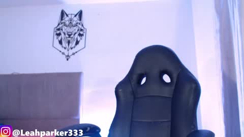 leahparker33 online show from April 15, 4:08 am