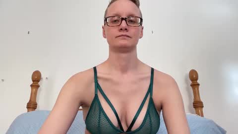 Snapshot of leahwilde chatting on February 24, 4:04 pm Lee online show from February 24, 4:04 pm