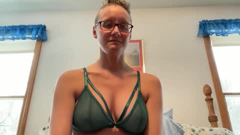 Snapshot of leahwilde chatting on December 4, 3:32 pm Lee online show from December 4, 3:32 pm