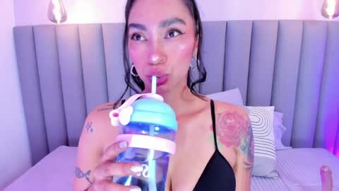 Snapshot of leamonroe__ chatting on May 22, 10:04 pm Hey Im Lea online show from May 22, 10:04 pm