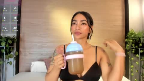 Snapshot of leamonroe__ chatting on June 7, 12:20 pm Hey Im Lea online show from June 7, 12:20 pm