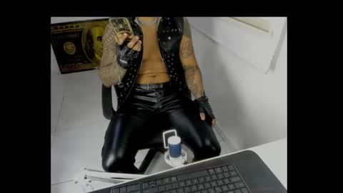 Snapshot of leather_king_of_bitches chatting on April 11, 12:48 am leather_king_of_bitches online show from April 11, 12:48 am