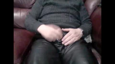 Snapshot of leatherpants68 chatting on December 4, 10:19 pm leatherpants68 online show from December 4, 10:19 pm