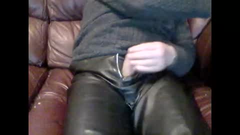 Snapshot of leatherpants68 chatting on February 25, 8:40 pm leatherpants68 online show from February 25, 8:40 pm