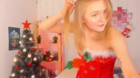 Snapshot of leazy_peasy chatting on December 28, 7:22 am Ellie online show from December 28, 7:22 am