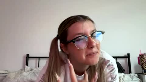 Snapshot of leeannerose chatting on May 24, 8:25 pm leeannerose online show from May 24, 8:25 pm