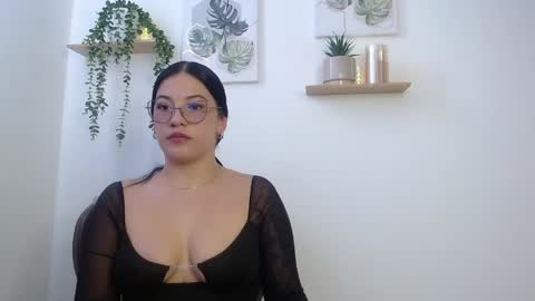 Snapshot of leena_rosee chatting on May 25, 5:19 pm leena_rosee online show from May 25, 5:19 pm