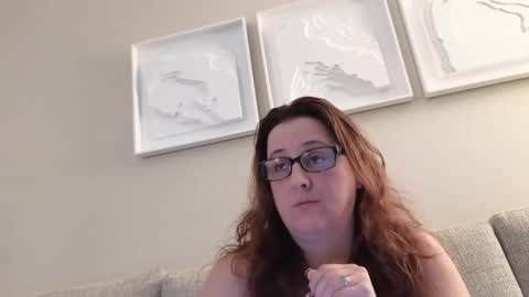 Snapshot of leesa__ chatting on October 21, 3:51 am Leesa online show from October 21, 3:51 am