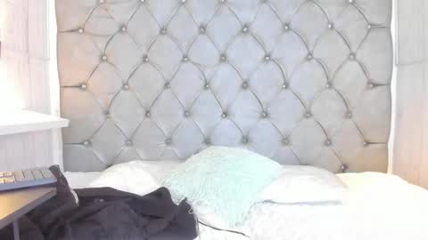 Snapshot of leigh_angels chatting on January 3, 9:47 pm LEIGH ANGELS online show from January 3, 9:47 pm