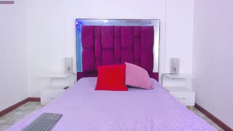 Snapshot of leigh_angels chatting on January 7, 9:25 pm LEIGH ANGELS online show from January 7, 9:25 pm