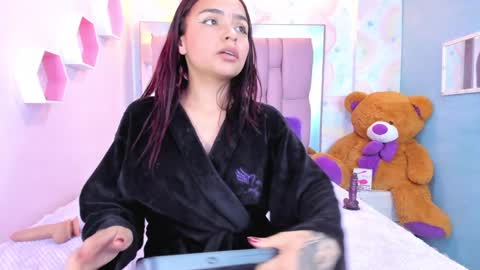 Snapshot of leigh_angels chatting on February 6, 8:45 pm LEIGH ANGELS online show from February 6, 8:45 pm