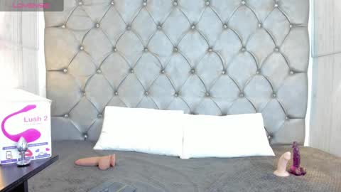 Snapshot of leigh_angels chatting on February 19, 12:46 am LEIGH ANGELS online show from February 19, 12:46 am