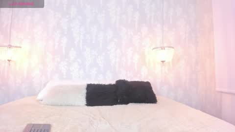 Snapshot of leigh_angels chatting on November 9, 9:35 pm LEIGH ANGELS online show from November 9, 9:35 pm