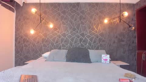 Snapshot of leigh_angels chatting on November 17, 10:04 pm LEIGH ANGELS online show from November 17, 10:04 pm