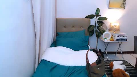 Snapshot of leighcortesi chatting on June 8, 11:38 pm Cailey online show from June 8, 11:38 pm