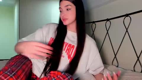 Snapshot of leila_4ever chatting on February 13, 9:06 pm Leila online show from February 13, 9:06 pm